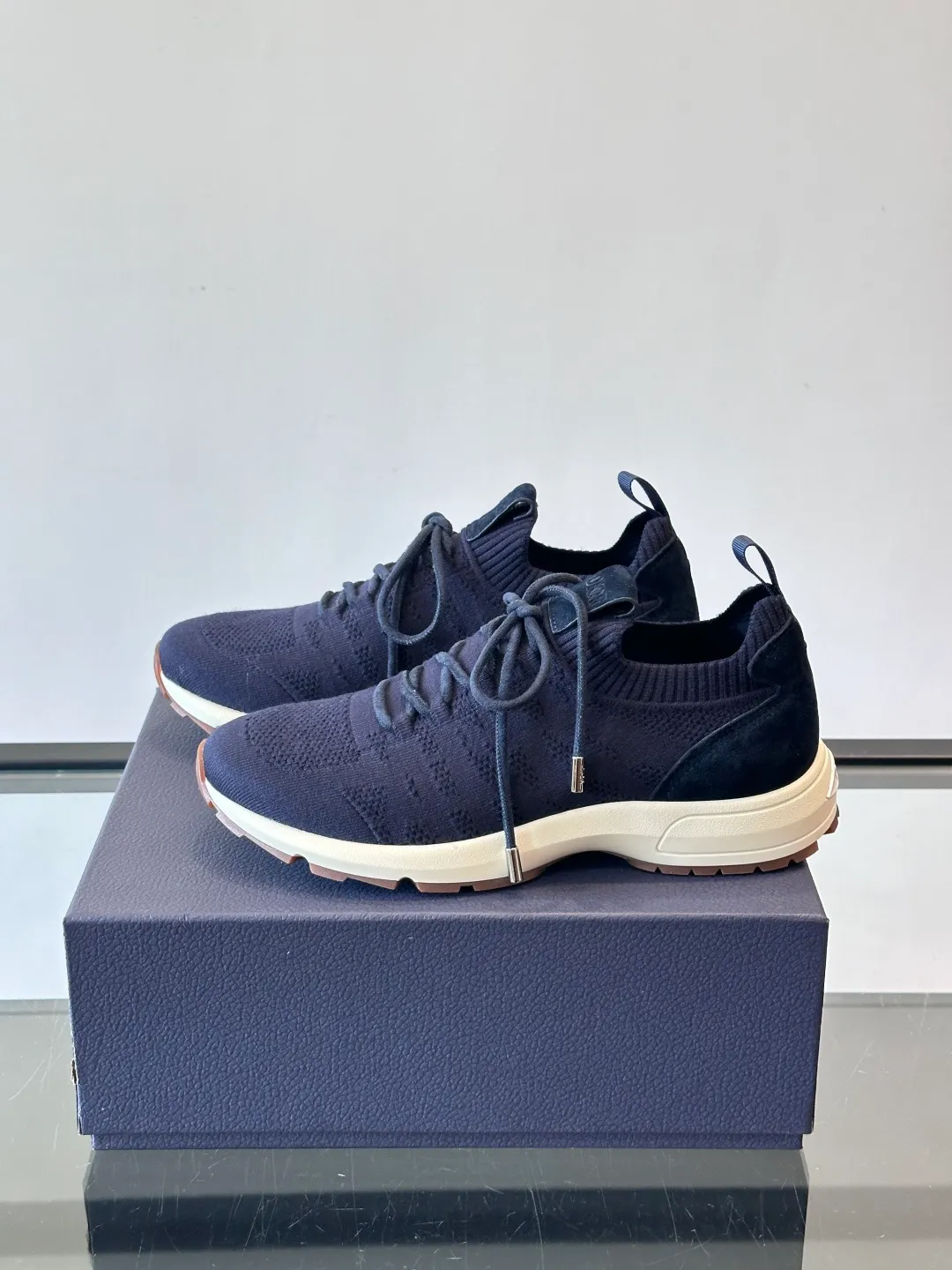 Men's Men's Shoes 💰p440 "Dior" B80 sneakers are a new product of Dior men's series, focusing on comfort and fashion. The upper is made of breathable mesh + fabric splicing, which is lightweight and fits the shape of the foot, making it super comfortable for daily wear. The sole is made of rubber, which has great grip and wear resistance, and is suitable for commuting or light sports. The overall style is simple, the gray tone is versatile, and the shoelaces are adjustable for a more stable fit. Designed by Kim Jones, it is both practical and trendy. It is one of the new hot items in early spring①. size: 39-45 (38.46 customized)